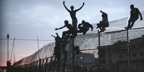 Ο επίμονος αγώνας για το «Ευρωπαϊκό Ονειρο»: Αφρικανοί μετανάστες πηδούν τα σύνορα μεταξύ Ισπανίας και Μαρόκο