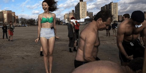 Αυτοί που αψηφούν το κρύο: Τα μέλη του Polar Bear Club κάνουν προθέρμανση πριν μπουν στο νερό στην παραλία Coney island της Νέας Υόρκης.