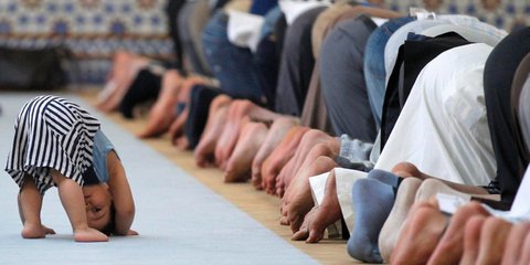 Η Τρίτη αποτελεί την πρώτη ημέρα για το Ραμαζάνι φέτος, τη γιορτή των μουσουλμάνων κατά την οποία για ένα μήνα νηστεύουν φαγητό και νερό από την ανατολή έως τη δύση του ήλιου. Στην Αθήνα, όπως έχει συμβεί και στο παρελθόν, η προσευχή για το τέλος της γιορ