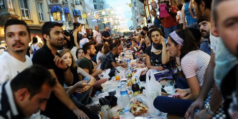 Απεργία πείνας κάνουν πολλοί. Συμπόσιο όμως; Αυτό το συμβολικό τρόπο βρήκαν οι διαδηλωτές στην Κωνσταντινούπολη για να μπουν ξανά στο μάτι της κυβέρνησης. Την ημέρα που ξεκίνησε το Ραμαζάνι, η περίοδος που οι Μουσουλμάνοι νηστεύουν φαγητό και νερό από την