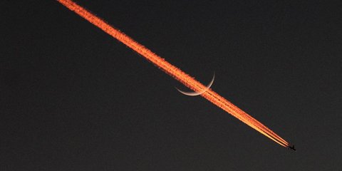 Οταν ο Φρανκ Σινάτρα τραγουδούσε «Fly me to the moon» ίσως να είχε κάτι τέτοιο κατά νου. Το νέο φεγγάρι και ένα... περαστικό αεροπλάνο είναι αρκετά για να δημιουργήσουν μία μαγική εικόνα όταν ο φωτογράφος είναι σε ετοιμότητα. 