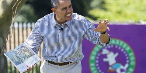 Γούρλωσε τα μάτια του, έδειξε τα δόντια του, γρύλισε... Ο Μπαράκ Ομπάμα έκανε ό,τι μπορούσε για να πείσει το κοινό του πως είναι ένα τέρας. Μπροστά του, δεκάδες μπόμπιρες που τον παρακολουθούσαν με απόλυτη προσήλωση. Ο Αμερικανός πρόεδρος διάβασε και φέτο