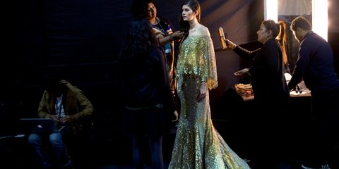 Οι τελευταίες πινελιές σε μοντέλο πριν βγει στην πασαρέλα για την εβδομάδα μόδας στο Νέο Δελχί της Ινδίας -Φωτογραφία: AP Photo/Manish Swarup