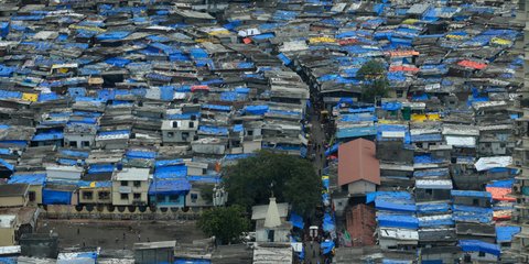 Ινδία, Μουμπάι: Αυτοσχέδια προστασία με νάιλον στις στέγες ενόψει μουσώνων - Φωτογραφία AP Photo/Rafiq Maqbool