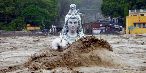 Eνα είδωλο του θεού Σίβα των Ινδουιστών βρίσκεται στο βυθισμένο στον πλημμυρισμένο ποταμό Γάγγη στο Rishikesh, στο βόρειο κρατίδιο της Uttarakhand στην Ινδία. Οι καταρρακτώδεις βροχές έχουν προκαλέσει τον όλεθρο στη βόρεια Ινδία καθώς ο αριθμός των νεκρών