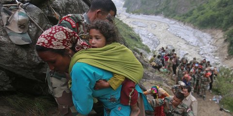 Στρατιώτες βοηθούν τους ντόπιους στην Ουταρακάντ της Ινδίας να εγκαταλείψουν την κατεστραμμένη πατρίδα τους. Οι πλημμύρες και οι κατολισθήσεις από τους μουσώνες έχουν σκοτώσει μέχρι στιγμής 1.000 Ινδούς