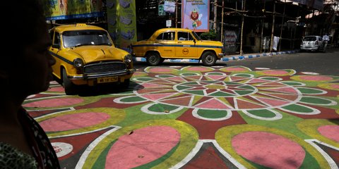 Στην Ινδία έβαψαν τους δρόμους ενόψει του φεστιβάλ Χιντού -Φωτογραφία: AP Photo/Bikas Das