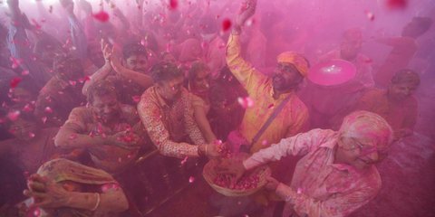 Κάτι σαν τα... αλευρομουτζουρώματα στο Γαλαξίδι, έχουν και στην Ινδία προς τιμήν του θεού Hindu - Φωτογραφία: AP Photo/Ajit Solanki