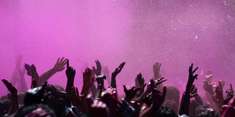 Ινδία, η γιορτή των χρωμάτων που σηματοδοτεί τον ερχομό της Ανοιξης