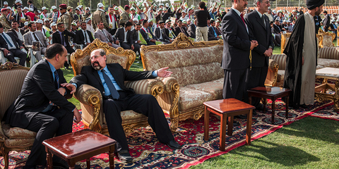 Προεκλογική συγκέντρωση στο Ιράκ, όπου έγιναν χθες βουλευτικές εκλογές. Σιίτες, σουνίτες και Κούρδοι μάχονται για τον έλεγχο του κοινοβουλίου. Πρόκειται για τις πρώτες εκλογές οι οποίες διεξάγονται μετά την αποχώρηση των αμερικανικών στρατευμάτων από τη χ