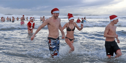 Χριστούγεννα στη θάλασσα: Παγωμένες βουτιές στη Βόρεια Ιρλανδία