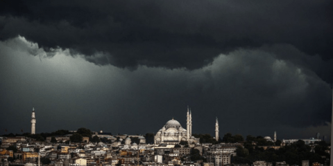 Αυγουστιάτικη καταιγίδα και στην Τουρκία: Σύννεφα πάνω από την Κωνσταντινούπολη
