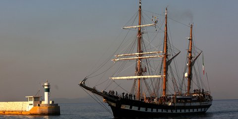 Ιστιοφόρο του ιταλικού Πολεμικού Ναυτικού στον Πειραιά