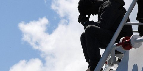 Μετανάστης στην Ιταλία, ψάχνει ουρανό - Φωτογραφία: EPA/CIRO FUSCO