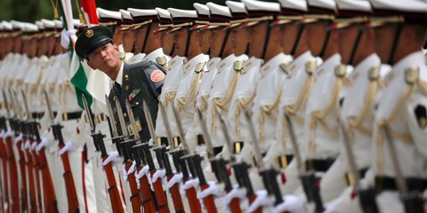 Αψογη πειθαρχία στo τιμητικό άγημα του Ιαπωνικού στρατού -Φωτογραφία: AP Photo/Eugene Hoshiko