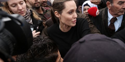 Η Τζολί στον Πειραιά, για τους πρόσφυγες... 