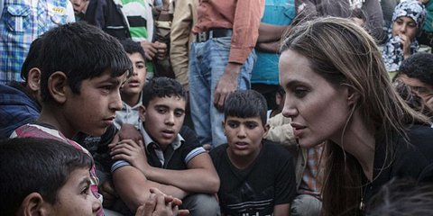 H Αντζελίνα Τζολί ταξιδεύει στην Ιορδανία, εκεί που Σύροι πρόσφυγες προσπαθούν να βρουν καταφύγιο μακρυά από την κατεστραμμένη πατρίδα τους