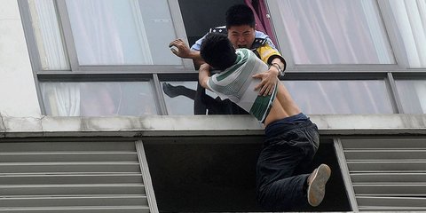 Αστυνομικός στην Κίνα πιάνει στον αέρα επίδοξο αυτόχειρα: Τον έσωσε τελευταία στιγμή