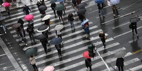 Ανοιξιάτικη, ακατάπαυστη, βροχή στην Αθήνα