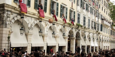 Αναβιώνει το έθιμο με τα πασχαλινά κανάτια στην Κέρκυρα
