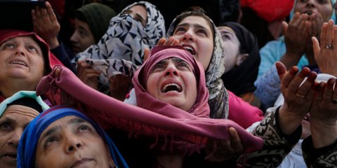 Μουσουλμάνοι στο Κασμίρ σε έκσταση στο σημείο που πιστεύεται ότι αναλήφθηκε ο Μωάμεθ - Φωτογραφία: AP Φωτογραφία / Mukhtar Khan