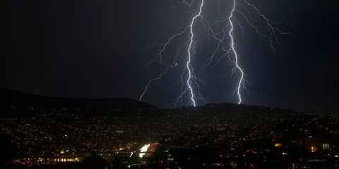 Αστραπές «σκίζουν» τον ουρανό του Σαν Φρανσίσκο