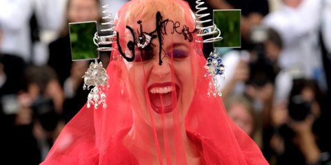 Εξτρίμ εμφανίσεις στα Οσκαρ της μόδας -Η Κέιτι Πέρι με... καθρέφτες 