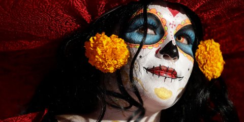 Μια γυναίκα ντυμένη «Κατρίνα» στην ημέρα των νεκρών στο Μεξικό - Φωτογραφία: AP Photo/Rebecca Blackwell