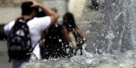 Καμίνι πάλι η Αθήνα. Οαση δροσιάς το συντριβάνι - Φωτογραφία: EUROKINISSI