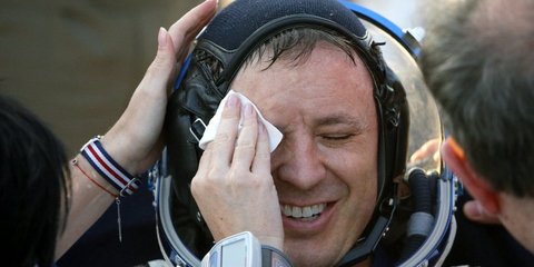 Η ανακούφιση του αστροναύτη που προσγειώθηκε στο Καζαχστάν -Φωτογραφία: EPA/SERGEI ILNITSKY / POOL