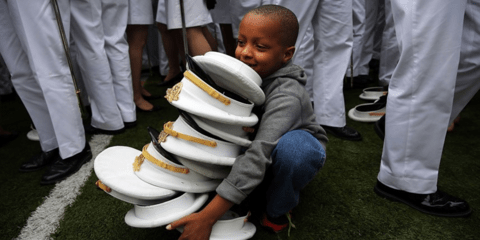 Ο γκεστ σταρ της αποφοίτησης: 7χρονος μαζεύει πανευτυχής τα καπέλα που πέταξαν στον αέρα οι φοιτητές