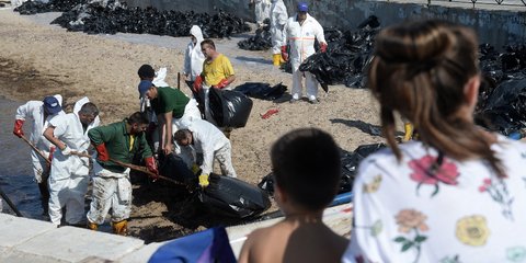 Αγναντεύοντας την πετρελαιοκηλίδα στον Φλοίσβο... / Φωτογραφία: INTIME/ΚΩΤΣΙΑΡΗΣ ΓΙΑΝΝΗΣ