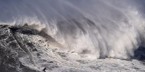 Πορτογαλία: Κυνηγώντας κύματα θηρία... 