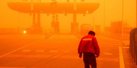 Η Ανατολή «βάφτηκε» κόκκινη -Απίστευτη αμμοθύελλα πλήττει την Κίνα