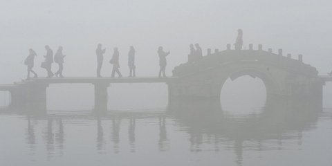 Τοπίο στην (αιθάλ-)ομίχλη η Κίνα... 