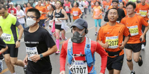 Μαραθώνιος με μάσκες στο Πεκίνο: Οι δρομείς προστατεύονται από την ατμοσφαιρική ρύπανση