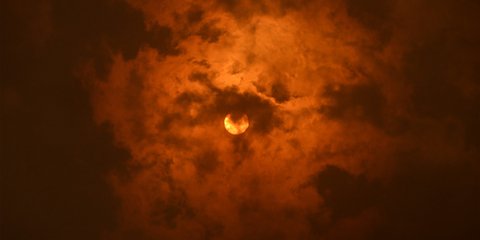 Χάθηκε ο ήλιος από τους καπνούς στην Κινέτα...