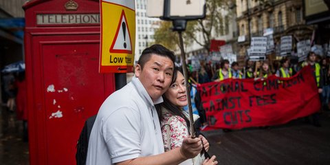 Διαδήλωση... αξιοθέατο για τους Κινέζους τουρίστες του Λονδίνου 