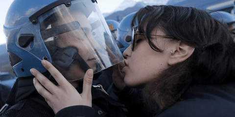 Aυτό το φιλί θα μείνει ιστορικό. Η 20χρονη ιταλίδα φοιτήτρια  Nina de Chiffre συμμετείχε σε διαδήλωση εναντίον της κατασκευής τρένου Λυόν-Τορίνο και φίλησε το κράνος ενός αστυνομικού. Κατηγορείται σήμερα για σεξουαλική παρενόχληση.