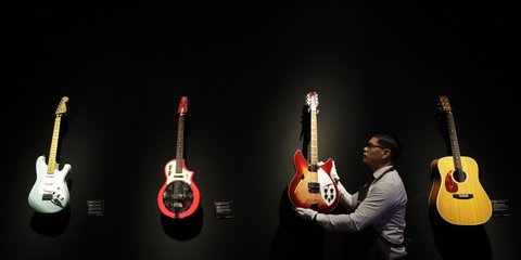  Οι κιθάρες του Ντέιβιντ Γκίλμουρ των Pink Floyd σε πλειστηριασμό για φιλανθρωπικό σκοπό -Φωτογραφία: AP Photo/Kirsty Wigglesworth