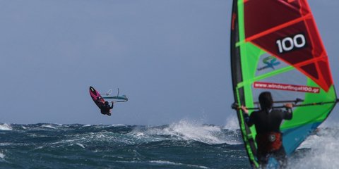 Κάιτσερφερς και Γουίντσερφερς απολαμβάνουν τον δυνατό άνεμο στην παραλία της Αρτέμιδας -Φωτογραφία: George Vitsaras / SOOC