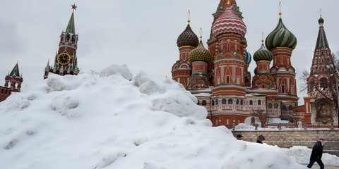 «Χάθηκε» η Κόκκινη Πλατεία στη Μόσχα -Γέμισε με χιόνι (Φωτογραφία : AP Photo/Alexander Zemlianichenko)