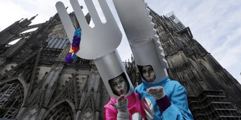 Καρναβάλι γυναικών στην Κολωνία της Γερμανίας. Τα δύο πρόσωπα του πλανήτη. Ταραχές και πόλεμοι vs καρναβαλιού.