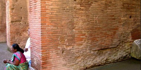 Ασύλληπτο -Ρώσος χάραξε το αρχικό του ονόματός του στο Κολοσσαίο της Ρώμης. Τώρα καλείται να πληρώσει πρόστιμο 20.000 ευρώ