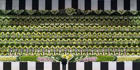 Ενας πατέρας πενθεί για τον άδικο χαμό του παιδιού του στο ναυάγιο της Νότιας Κορέας