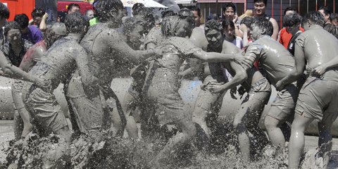 «Μάχη» στη λάσπη
