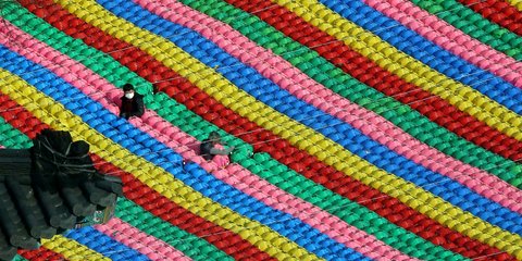 Εργάτες της Νότιας Κορέας ετοιμάζουν χιλιάδες φαναράκια για τα γενέθλια του Βούδα στις 22 Μαΐου -Φωτογραφία: AP Photo/Ahn Young-joo)