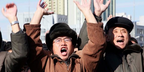 Πολίτες της Βόρειας Κορέας πανηγυρίζουν αυθόρμητα (;) για την εκτόξευση βαλλιστικού πυραύλου -Φωτογραφία: AP Photo/Jon Chol Jin