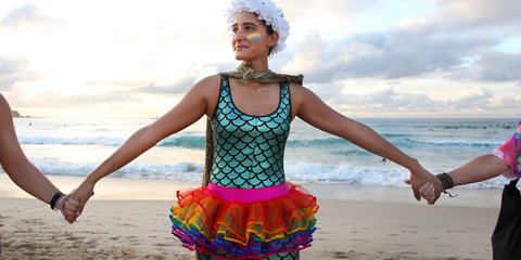 Surfers ντυμένοι με περίεργες στολές στην Αυστραλία στέλνουν το δικό της μήνυμα για την ψυχική υγεία