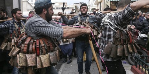 Αποκριές στην Αθήνα: Οι «Κουδουνάτοι» της Νάξου στους δρόμους του Ψυρρή -Φωτογραφία: Intimenews/ΛΙΑΚΟΣ ΓΙΑΝΝΗΣ